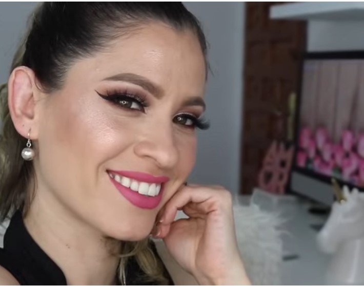 Maquillaje mas Correcto caro